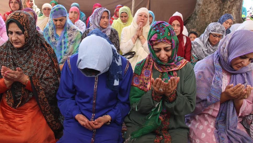 CM joins congregational Eid prayers at Hazratbal